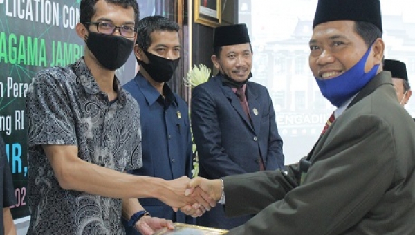 Kasubbag PA Sungai Penuh Terima Penghargaan TI dari KPTA Jambi